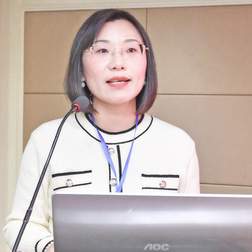 吴彦颐，艺术学博士，中国文艺评论家协会会员，中国书法家协会会员
